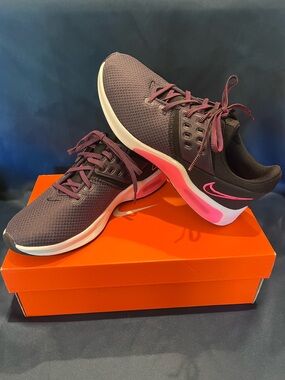 Nike Women’s Black/Hyper Pink Air Max Bella TR 4 *NEW*